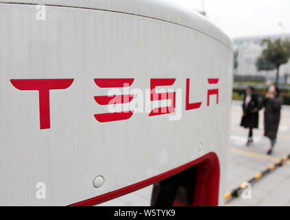 --FILE--Vue d'un magasin Tesla à Wuhan, province du Hubei en Chine centrale, 27 octobre 2018. L'activité en sommeil sur le site de l'Gigafactory Tesla Banque D'Images