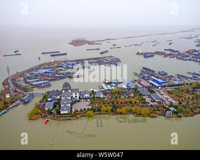 Dans cette vue aérienne, des milliers de navires se rassemblent à la Road dans la ville de Huai'an, province du Jiangsu en Chine de l'Est, 4 décembre 2018. Banque D'Images