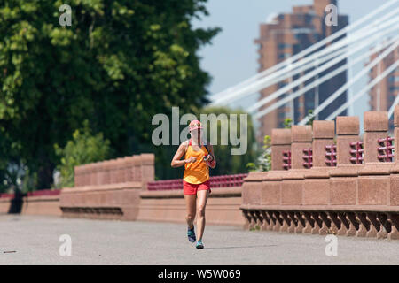 25/07/2019. Battersea, Londres, Royaume-Uni. Une femme s'étend le long de la rivière/dans Battersea Park comme une vague d'un bout à l'UK Banque D'Images