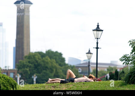 29/07/2019. Battersea, Londres, Royaume-Uni. Les gens le soleil sur l'herbe dans Battersea Park sur une journée ensoleillée et chaude Banque D'Images