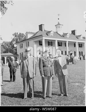 Photographie d'Eurico Dutra Président du Brésil (en uniforme) avec deux autres dignitaires, à l'extérieur de la maison de George Washington à Mount Vernon, lors de sa visite aux États-Unis. Banque D'Images