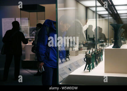 Marchandises de bronze retrouvés par la police sont affichés lors d'une exposition au Musée national de Chine à Beijing, Chine, 26 décembre 2018. Un exhibiti Banque D'Images