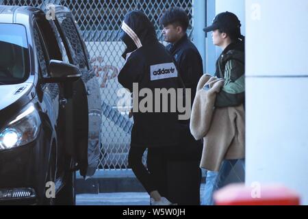L'actrice chinoise Yang Mi est photographié après son arrivée à l'Aéroport International de Pékin à Beijing, Chine, 25 décembre 2018. Banque D'Images
