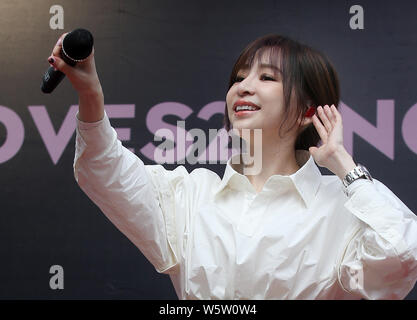 **Hors TAIWAN**chanteuse et actrice taïwanaise Cyndi Wang participe à une cérémonie de signature à Taipei, Taiwan, le 16 décembre 2018. Banque D'Images