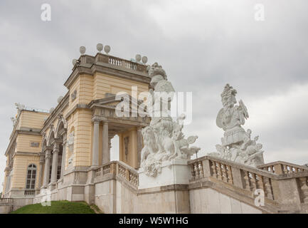 Vue sur chapelle du château de Schönbrunn en structure, Vienne, Autriche Banque D'Images