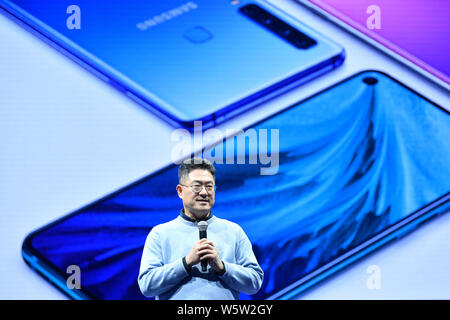 Kwon Gye-hyun, président de Samsung Electronics Grande Chine, présente le Samsung Galaxy s8 un smartphone pendant une cérémonie de lancement à Beijing, Chine Banque D'Images