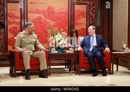 Beijing, Chine. 30 juillet, 2019. Le Vice-président chinois Wang Qishan (R) rencontre Zubair Mahmood Hayat, le Pakistan est président du Comité des chefs d'état major interarmées, à Beijing, capitale de Chine, le 30 juillet 2019. Credit : Ding Haitao/Xinhua/Alamy Live News Banque D'Images
