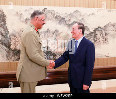 Beijing, Chine. 30 juillet, 2019. Le Vice-président chinois Wang Qishan (R) rencontre Zubair Mahmood Hayat, le Pakistan est président du Comité des chefs d'état major interarmées, à Beijing, capitale de Chine, le 30 juillet 2019. Credit : Ding Haitao/Xinhua/Alamy Live News Banque D'Images