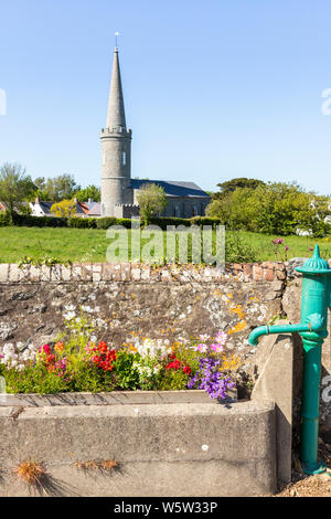 Fleurs dans une vieille cuve d'eau à côté d'une pompe à Torteval, Guernsey, Channel Islands UK Banque D'Images