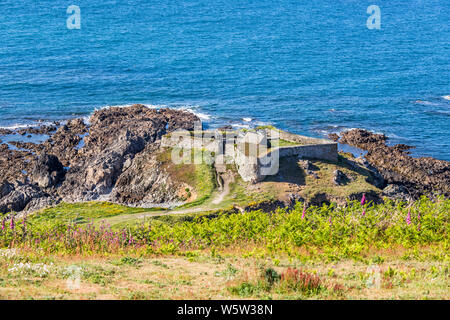 Fort Pezeries Roquaine défendre Bay vue depuis l'Pleinmont Pointe, Guernsey, Channel Islands UK Banque D'Images