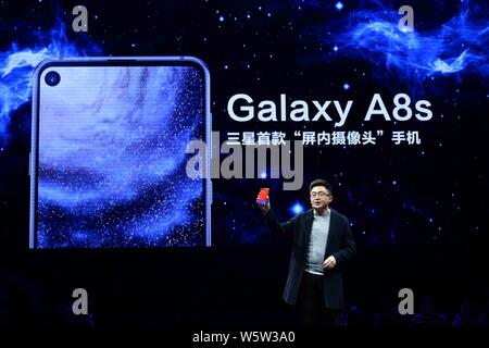 Peut-shu, directeur général de l'opération de haute technologie Ministère de la grande Chine, Samsung Electronics présente le Samsung Galaxy s8 un smartphone pendant un laun Banque D'Images
