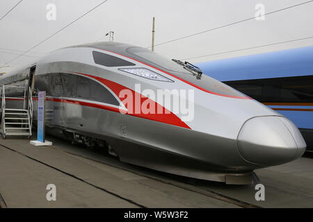 La CR400AF-B, un 17-entraîneur avec un train à grande vitesse conçu de 350 kilomètres (km) d'une heure, est exposée au cours de la Chine Railway Sciences et techno Banque D'Images