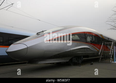 La CR400AF-B, un 17-entraîneur avec un train à grande vitesse conçu de 350 kilomètres (km) d'une heure, est exposée au cours de la Chine Railway Sciences et techno Banque D'Images