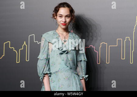 American-Japanese modèle et actrice Audrie Kiko Daniel, connu comme Kiko Mizuhara, pose comme elle arrive pour le 'coach' de Shanghai s'allume Banque D'Images