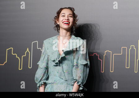 American-Japanese modèle et actrice Audrie Kiko Daniel, connu comme Kiko Mizuhara, pose comme elle arrive pour le 'coach' de Shanghai s'allume Banque D'Images