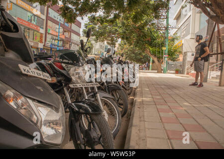 Bangalore, Inde 17 juin 2019 : beaucoup de scooters garés dans une rangée sur road à Bangalore, Inde. Banque D'Images