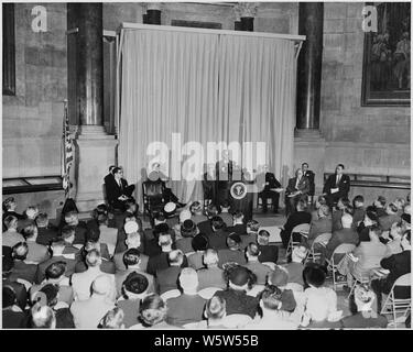 Photographie du président Truman fournissant une adresse lors de cérémonies aux Archives nationales de dédier un nouveau sanctuaire pour la déclaration d'indépendance, la Constitution et la Déclaration des droits. Banque D'Images