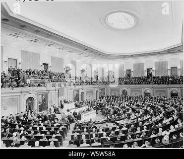 Photographie du président Truman prononce son état de l'Union à une session conjointe du Congrès. Banque D'Images