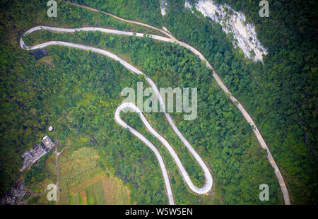 Vue aérienne d'une route de montagne sinueuse autour de montagnes dans le du'un Yao comté autonome, Hechi city, en Chine, région autonome Zhuang du Guangxi, 18 Banque D'Images