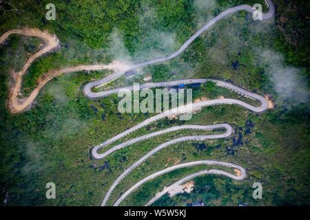 Vue aérienne d'une route de montagne sinueuse autour de montagnes dans le du'un Yao comté autonome, Hechi city, en Chine, région autonome Zhuang du Guangxi, 18 Banque D'Images