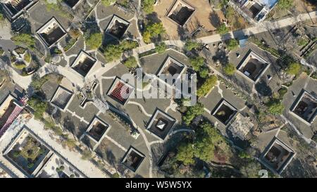 Vue aérienne de l'habitat troglodytique souterrain, qui est appelée par les habitants "pit m' ou 'troglodyte' dans les cours de district Shanzhou, Sanmenxia Banque D'Images