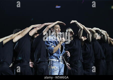 Hong Kong l'acteur et chanteur Andy Lau Te-wa effectue durant son concert à Hong Kong, Chine, 15 décembre 2018. Il y a déjà huit ans que Andy Lau Banque D'Images