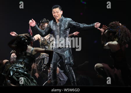 Hong Kong l'acteur et chanteur Andy Lau Te-wa effectue durant son concert à Hong Kong, Chine, 15 décembre 2018. Il y a déjà huit ans que Andy Lau Banque D'Images