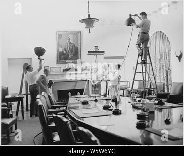 Photographie du président Truman posant dans la salle du Cabinet de la Maison Blanche pour sculpteur Nison Tregor, qui préparait un buste du Président. Banque D'Images