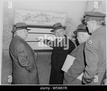 Photographie du Président Truman en soulignant d'une fenêtre d'observation dans le Washington Monument tout en conversant avec le secrétaire de l'intérieur Harold Ickes et autres. Banque D'Images