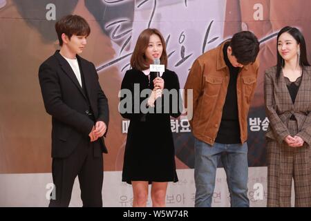 (De gauche) acteur sud-coréen Yoo Seung-ho, l'actrice Jo Bo-ah, jambon scénariste Joon-ho, et l'actrice Park Ah-dans, assister à une conférence de presse pour de nouveaux plat Banque D'Images