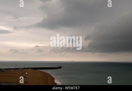 Les nuages de tempête terminant dans plus de Folkestone dans le Kent en été Banque D'Images