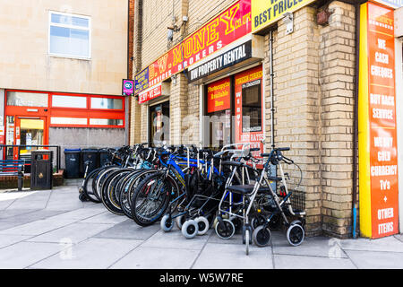 Les vélos et la déficience Le sida sont exposés à la vente en dehors d'une remise de chèque/gages shop dans Wiltshire Trowbridge Banque D'Images