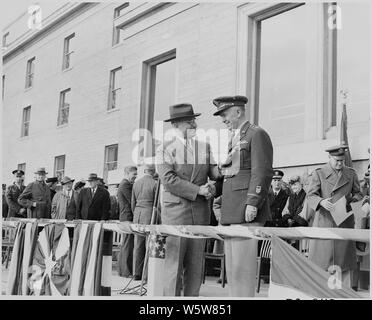 Photographie du président Truman serrant la main avec le général George C. Marshall comme il se présente avec une médaille lors d'une cérémonie dans la cour du Pentagone. Banque D'Images