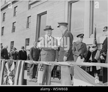 Photographie du président Truman serrant la main avec le général George C. Marshall lors d'une cérémonie en l'honneur du général au Pentagone. Banque D'Images