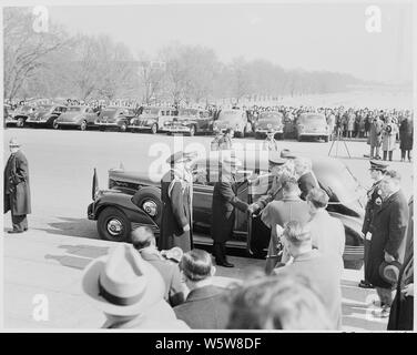 Photographie du Président Truman en serrant la main d'un officier militaire non identifié à côté de sa voiture au Lincoln Memorial. Banque D'Images