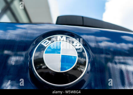 --FILE--Vue d'un logo de BMW à Shanghai, Chine, 29 août 2018. Les compagnies de voiture traditionnelle, avec le groupe BMW à l'avant-garde, sont à la recherche de prendre vo Banque D'Images