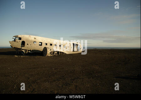 De l'épave de l'avion s'est écrasé en 1973 Douglas R4D DC-3 Dakota C 117 de l'US Navy en Islande à Solheimsandur beach. Banque D'Images