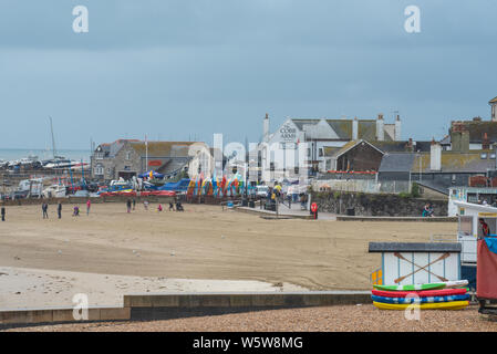 Lyme Regis, dans le Dorset, UK. 30 juillet 2019. Météo France : Après des jours de soleil, de fortes averses de pluie a frappé la station balnéaire de Lyme Regis marquant une pause à la vague de chaleur du mois de juillet. La plage était vide aujourd'hui en contraste avec les foules hier. Credit : Celia McMahon/Alamy Live News. Banque D'Images