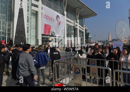 Les visiteurs jusqu'à la file d'assister à l'événement de lancement pour Huawei nova 4 smartphones avec trous de perforation 'Affichage' dans la ville de Changsha, province de Hunan, en Chine centrale, Banque D'Images