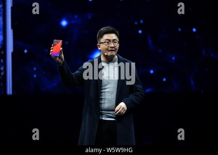 Peut-shu, directeur général de l'opération de haute technologie Ministère de la grande Chine, Samsung Electronics présente le Samsung Galaxy s8 un smartphone pendant un laun Banque D'Images