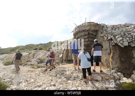 (190730) -- ÎLE DE VIS, le 30 juillet 2019 (Xinhua) -- Les touristes visiter la Grotte de Tito sur l'île de Vis, Croatie, 28 juillet 2019. La Grotte de Tito est un refuge situé sous la montagne Hum sur l'île de Vis. Il a été utilisé par l'ancien leader yougoslave Tito en 1944 pour se cacher des troupes nazies. Dalibor (Urukalovic/Pixsell via Xinhua) Banque D'Images