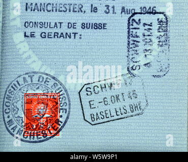 Ancienne page de passeport bleu britannique avec visa d'entrée en Suisse Banque D'Images