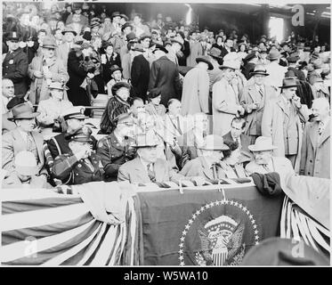 Photographie du président Truman avec Mme Truman et d'autres dignitaires, au Griffith Stadium à Washington le jour de l'ouverture de la saison de baseball. Banque D'Images