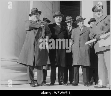 Photographie du président Truman avec le secrétaire de l'intérieur Harold Ickes et autres, probablement à l'extérieur du Jefferson Memorial. Banque D'Images