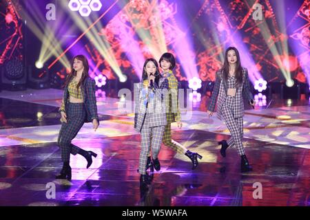 Les membres du groupe sud-coréen EXID effectuer au cours de la musique sud-coréen série télé "Le Show' à Séoul, Corée du Sud, 5 décembre 2018. Banque D'Images