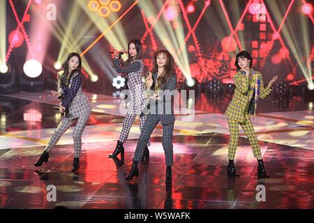 Les membres du groupe sud-coréen EXID effectuer au cours de la musique sud-coréen série télé "Le Show' à Séoul, Corée du Sud, 5 décembre 2018. Banque D'Images