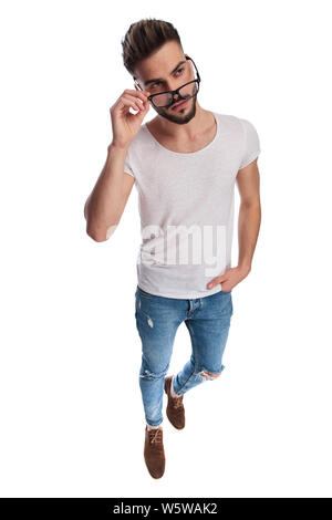 Corps plein photo d'un jeune homme dépose ses lunettes et ressemble à l'autre sur fond blanc Banque D'Images