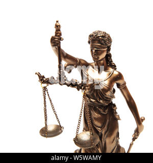 Déesse de la justice isolé sur un fond blanc, photo d'en haut Banque D'Images
