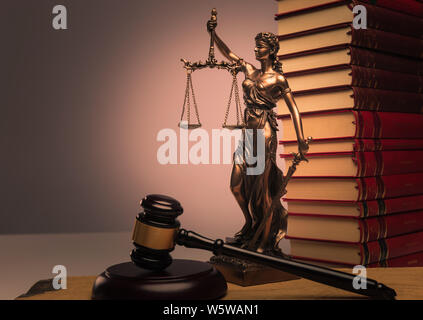 Livres de droit, de la justice statue et wooden gavel tourné en studio Banque D'Images