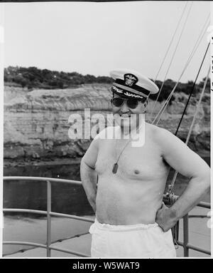 Photographie du président Truman's aide militaire, le général Harry Vaughan, portant l'aide's Naval pac comme une blague au cours de la croisière de vacances du président à Rhode Island et Bermudes ; Portée et contenu : la légende originale : le Président Truman de l'aide militaire, le Major-général Harry H. Vaughan, United States Army, dons l'aide's Naval pac comme une blague comme il se tient sur la SS Williamsburg pendant le président Harry S. Truman de croisière de vacances aux Bermudes. De l'album, croisière de vacances avec le Président, tome 1 de 4. Banque D'Images